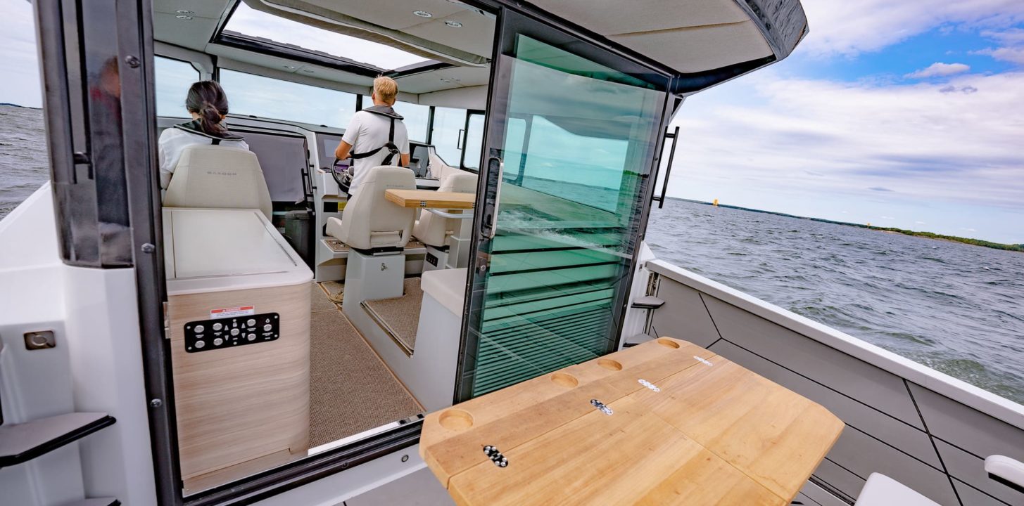 Saxdor 320 GTC yacht driving cabin