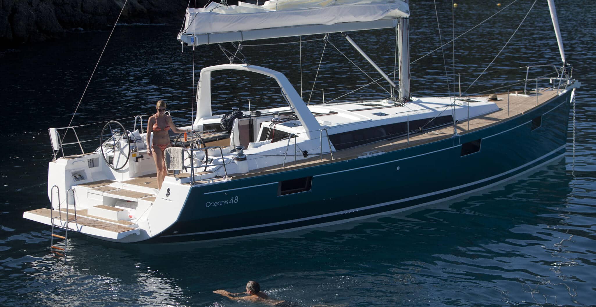 Yacht de luxe naviguant sur les eaux bleues - Geneva Boats