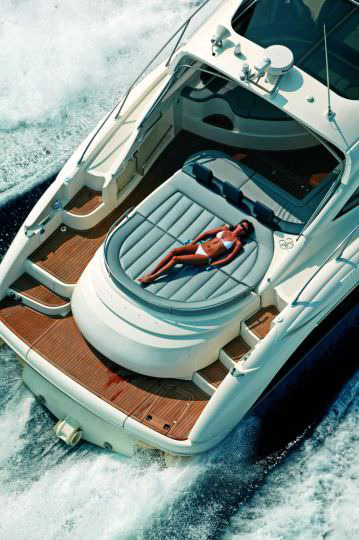 Yacht Azimut 55 sur l'eau pont de soleil