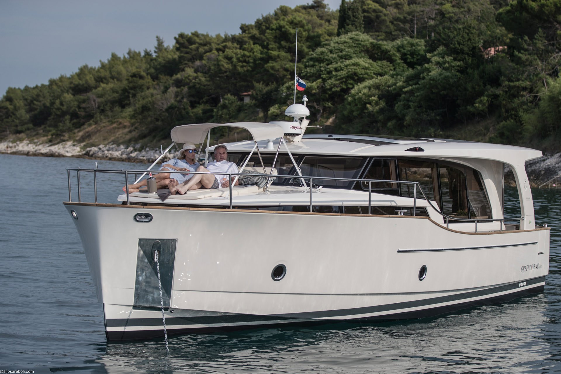 Bateau Greenline 40 amarré sur l'eau