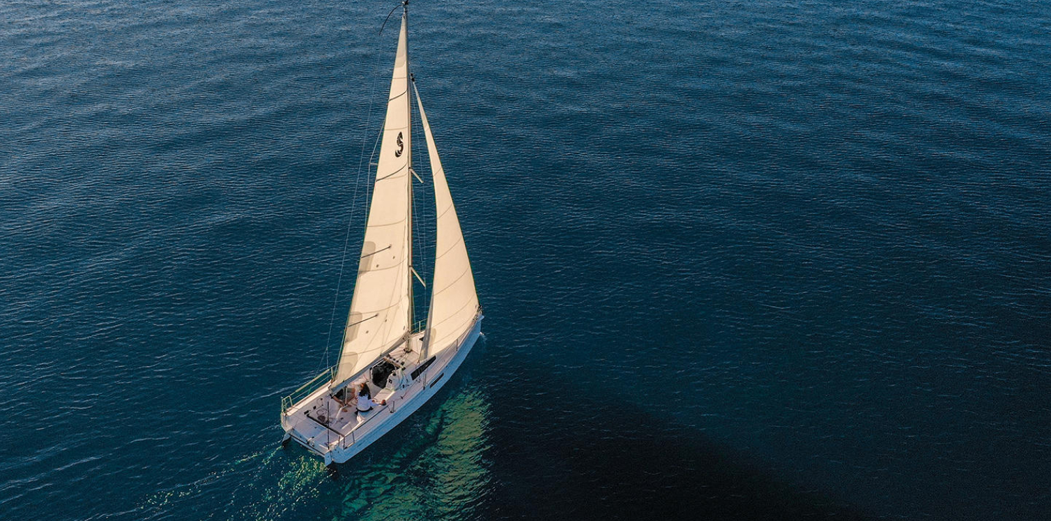 Le yacht Beneteau à la voile sur l'eau