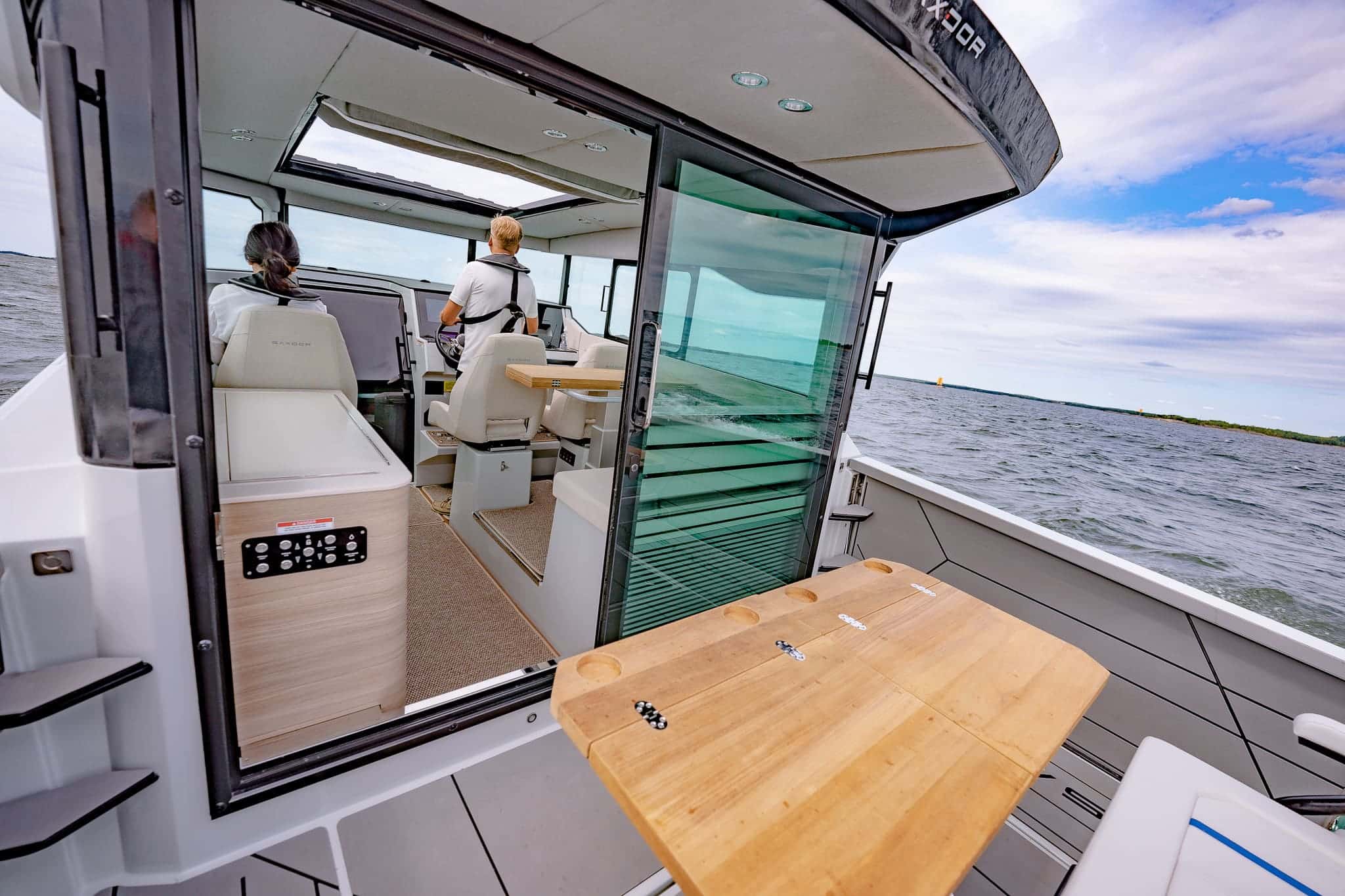 Saxdor 320 GTC yacht driving cabin